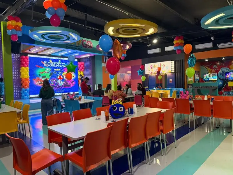 Salón con pantalla LED